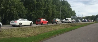 Djupt slukhål mitt i vägen skapade trafikkaos