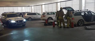 Bil glödde i parkeringshus
