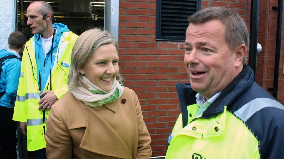Miljöminister Karolina Skog (MP) med Tekniska verkens vd Anders Jonsson. I bagrunden syns processingenjören Robert Sehlén.