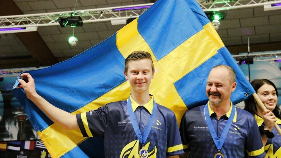 BÄST - IGEN. Unge William Svensson firar JEM-guldet i Helsingfors. För andra året i rad vann Västervikssonen guld i Masters. 
Foto: Svenska Bowlingförbundet