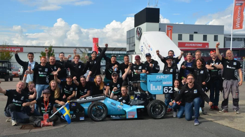 Enade. Laget samlade framför sin skapelse på Silverstone i England.