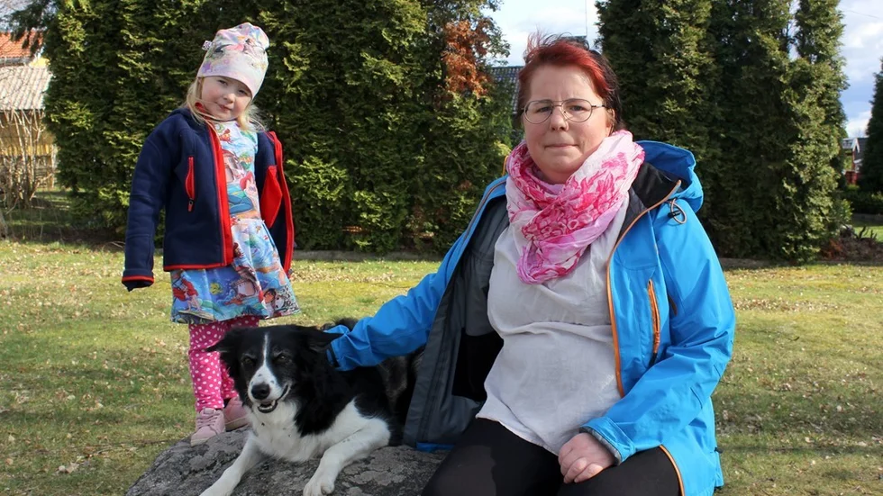 Emma Jönsson med dottern Alice och hunden Yanni. Snart fyra år efter den hjärnblödning hon fick ett par veckor efter att Alice föddes. Foto: Lena Dahlberg