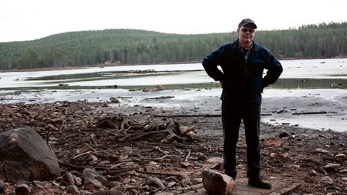 Lennart Falksér är en av markägarna till Lövsjön. Innan var sjön väldigt djup, med ekolod hade de mätt upp till 13 meters djup. Men nu försvinner vattnet mer och mer.