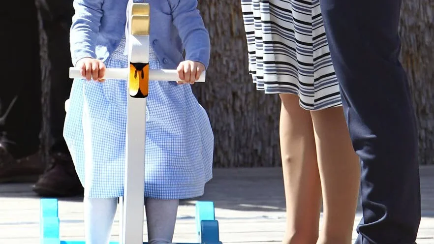 Varianter. Skulpturen finns i tre versioner, en av dem är en gungsvan som prinsessan Estelle har gungat på.