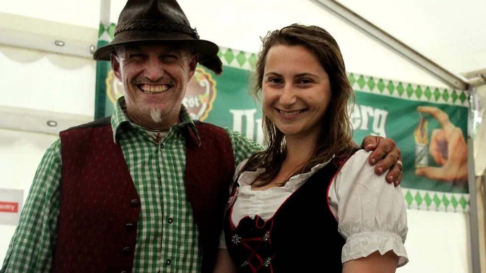 Föreståndaren Pagih Herwing och servitrisen Evalerina Lorent i traditionsenliga kläder.