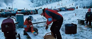 Snö och kö i backen i Kisa