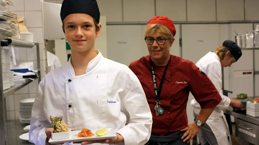 Arvid Grönwall läser första terminen på Restaurang- och livsmedelsprogrammet på Västerviks gymnasium. Härom veckan var det för första gången skarpt läge i restaurangköket där en av förrätterna blev böcklingmousse. I bakgrunden lärare Ing-Marie Rais. Foto: Lena Dahlberg