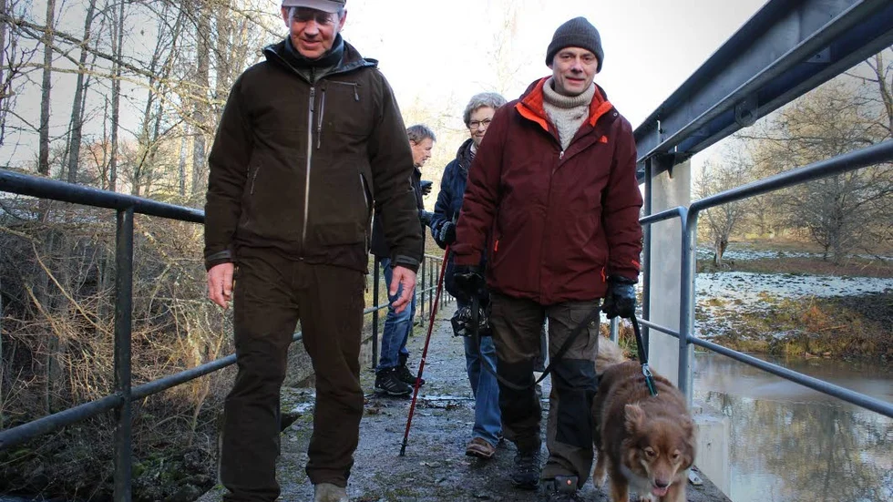 På åpromenad. Mats Lindberg i Hovetorps Naturvänner och Lars Vikinge (C) tar täten framför Anders Carlsson och Anne-Marie Berggården. De fyra tillhör dem som vill stoppa dammrivningarna.