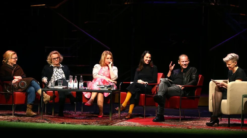 Trivsamt. Stina Jofs, Marie Göranzon, Martina Haag, Fatima Bremmer och Mons Kallentoft trivdes på scenen tillsammans med Anna Lindberg.