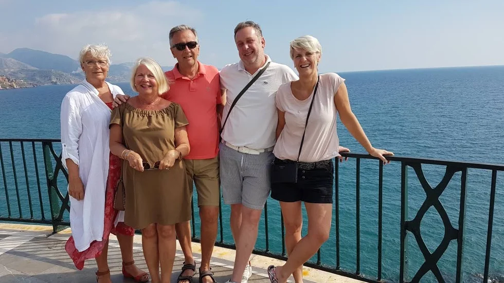 Älskar Nerja. Ewa Johansson, Ingela Montelius, Örjan Montelius, Robert Tello och Margareta Tello tycker att svenskar är öppnare i Spanien än hemma.