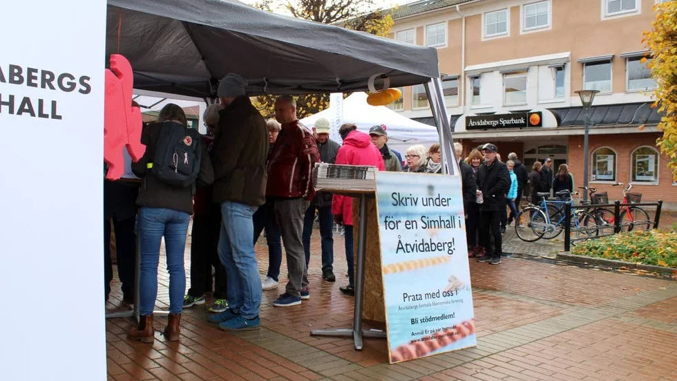 Namninsamling. Åtvidabergarna trotsade regnet för höstmarknaden – och vid namninsamlingen för simhallen bildades kö.