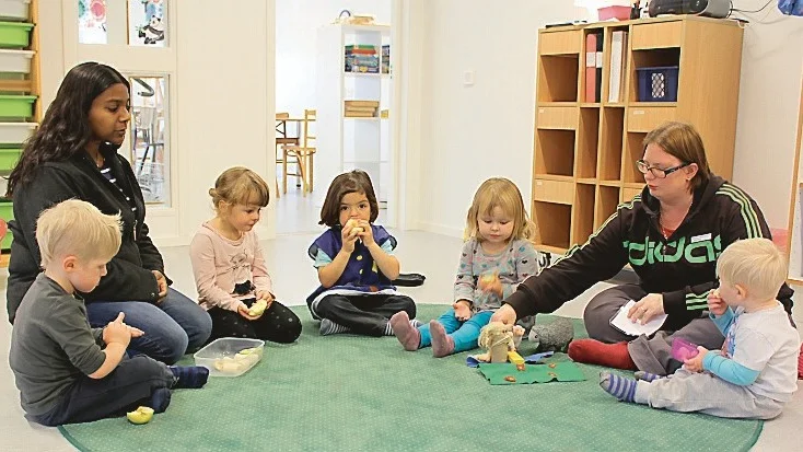Annie Lind och Veronica Andersson Holmdahl samlar barnen för fruktstund med saga inna det är dags att gå ut och leka. Fr v sitter Loke Helgesson, Nina Bertholdsson, Mohammaed Yasser Ayan, Vera Spets och Theo Telgesson och lyssnar.