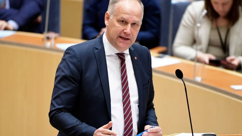 Jonas Sjöstedt. Uttalar sig vidlyftigt, tycker skribenten.