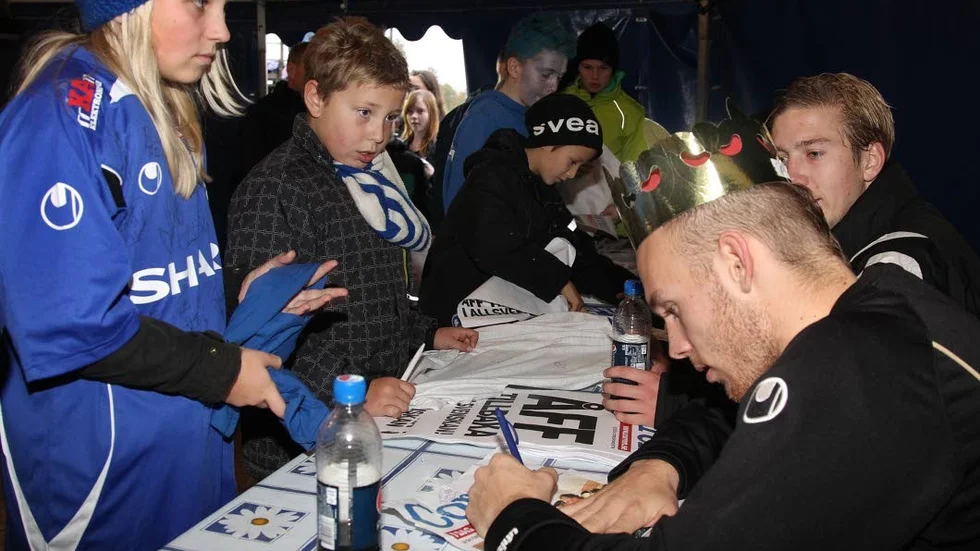 ”Jag och Mange (Eriksson). Vi var på en annan nivå då än vad vi var nu. Måste ha varit när vi gått upp i allsvenskan 2011. Han hade lite bättre frilla där. Nu ska han också till USA, så vi har snackat en del om hur allt fungerar, men mest kommit fram till att ingen av oss riktigt vet. Vi träffades på årliga pingisturneringen i Grebo före jul. Jag har vunnit ett par gånger tidigare, men den här gången vann (Daniel) Hallingström. Det var ett riktigt floppår för mig.”