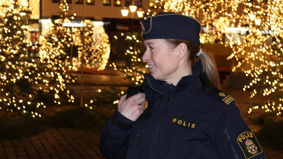 Efter Kalle börjar larmen trilla in. I år är det tack och lov inte halt, annars är trafikolyckorna vanligaste larmorsaken enligt polisen Camilla Larsson.