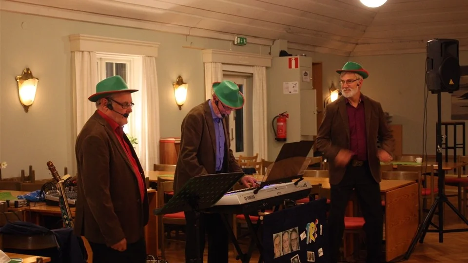 Tre Gökar från Motala stod för kvällens underhållning och det bjöds på såväl musik som komik. Foto: Erica Månsson
