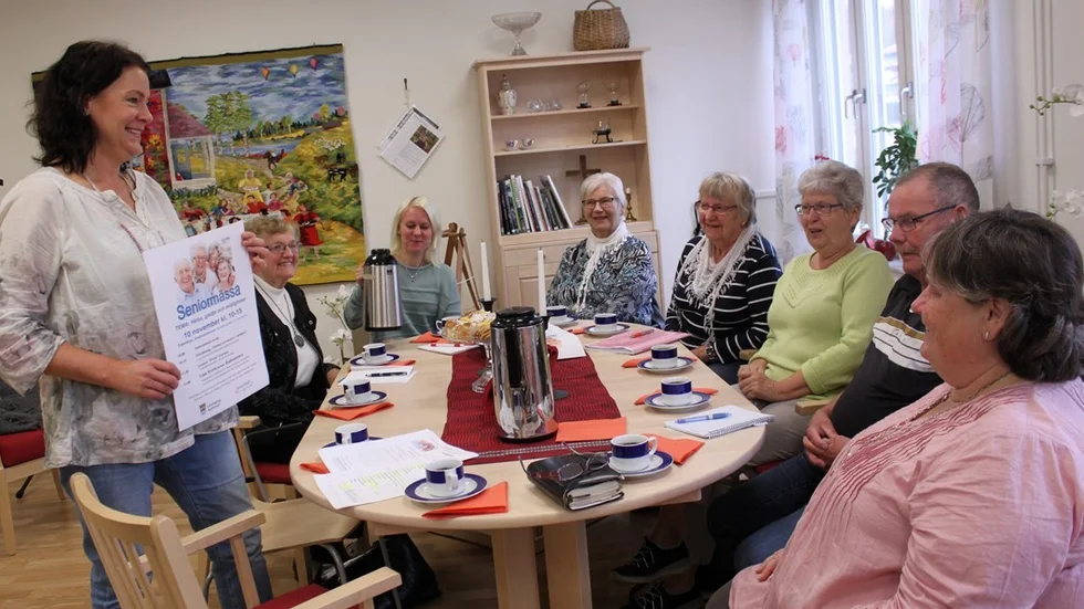 Kommunens anhörigkonsulent Cecilia Ragnar Karlsson, stående, och delar av samverkansgruppen Seniorkraft, med representanter från bland annat olika föreningar och kyrkan, planerar årets Seniormässa i Vimmerby. Den fjärde i ordningen. Foto: Rebecca Forsgren Malmström