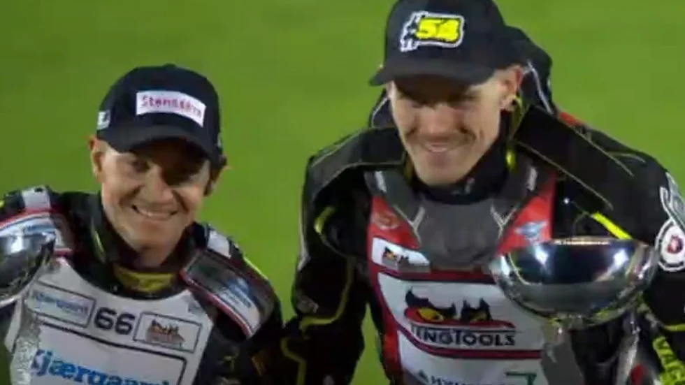 Fredrik Lindgren firar andraplatsen i GP-premiären tillsammans med vinnaren Martin Vaculik.