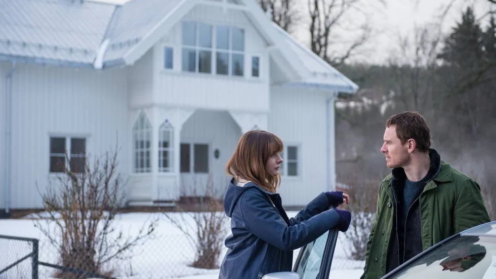 Sekelskiftesvillan gapar tom. Svenska Rebecca Ferguson och irländske Michael Fassbender spelar huvudrollerna i Tomas Alfredsons ”Snömannen”.