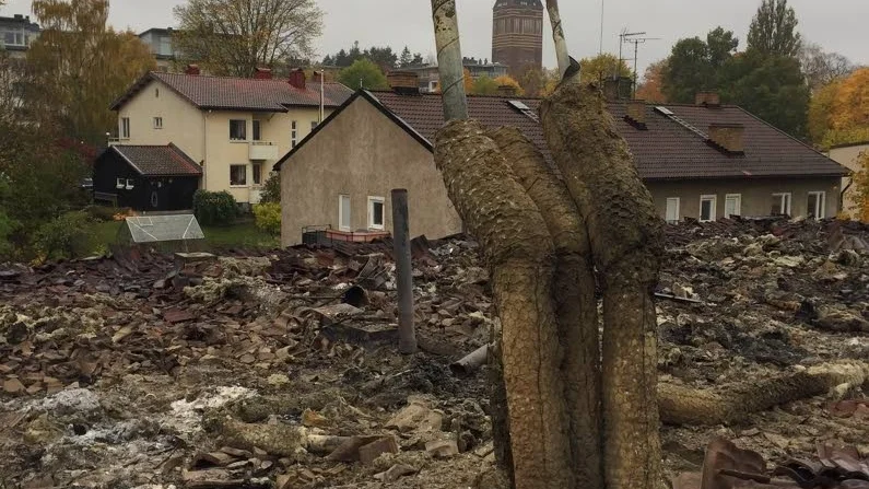 Hela vinden försvann i branden på Barnhemsgatan. Här ser man hur nära alla andra bostadshus står den eldhärjade byggnaden.