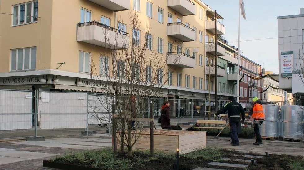 Snart färdigt. Utsmyckningen kommer på plats på torget.