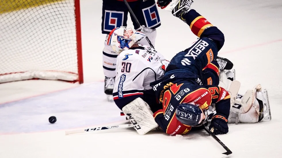 STOCKHOLM 2017-12-07
Linköpings målvakt Jacob Johansson deppar efter att ha släppt in 4-2 under torsdagens ishockeymatch i SHL mellan Djurgården Hockey och Linköping HC på Hovet.
Foto Erik Simander / TT kod 11720