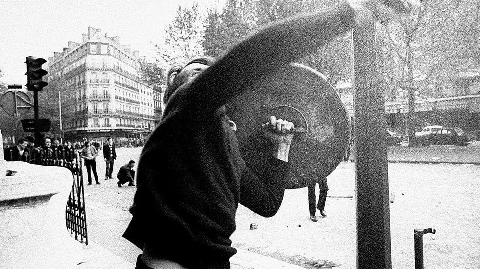 Paris 1968. Studenterna tog gatorna i besittning och kastade sten mot polisen.