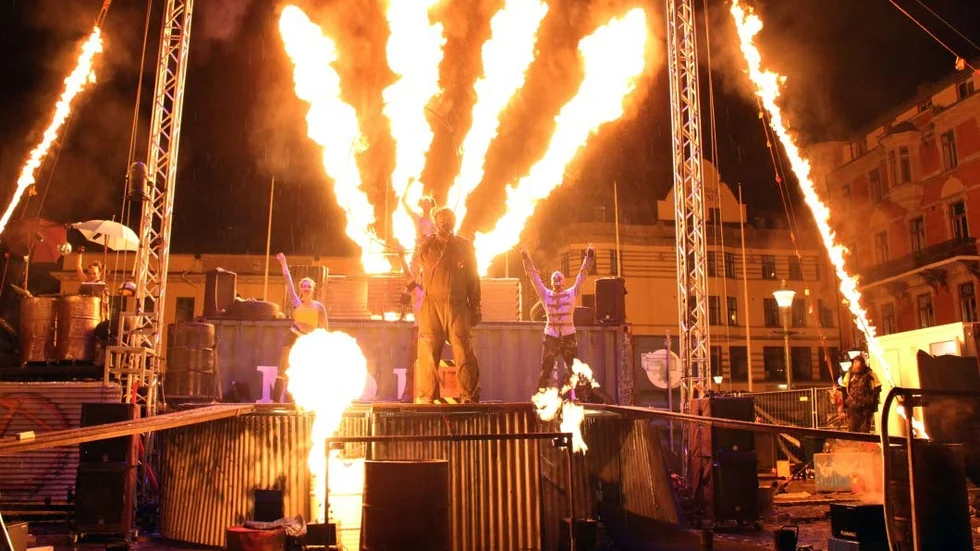 Eld. Massor av eld när Burnt out punks kom till Linköping.