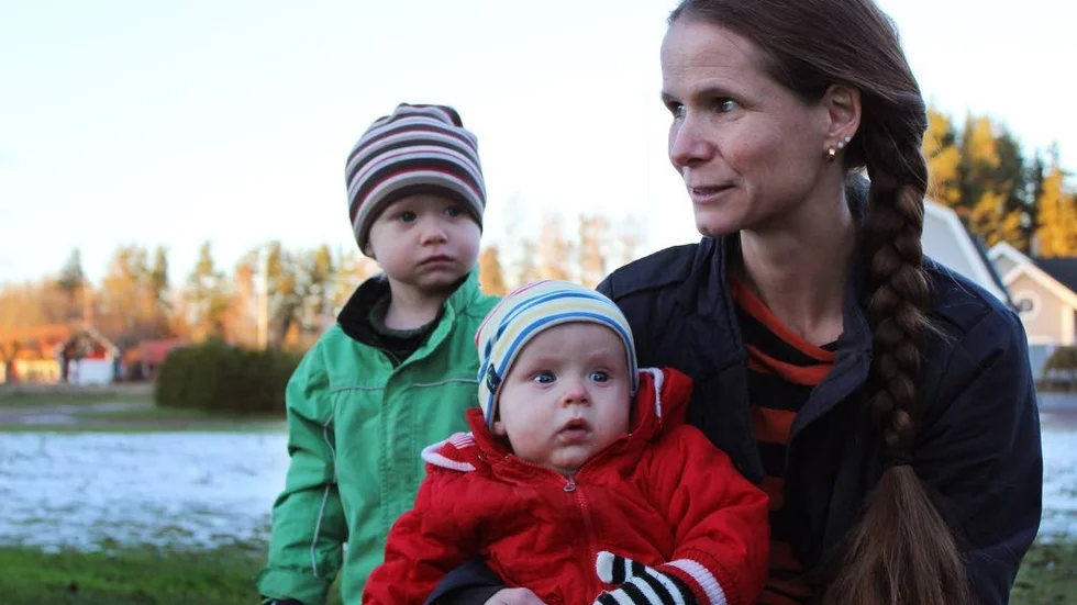 – Man känner ju sina barn och sina begränsningar. Jag är inte ett dugg orolig, säger Maria. 
Här med sönerna Nisse, 2 år, och Putte, 5 månader.