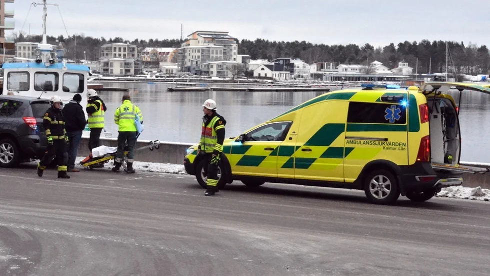 En person fick föras till sjukhus efter en trafikolycka i centrala Västervik under måndagseftermiddagen. Foto: Anders Sjögren