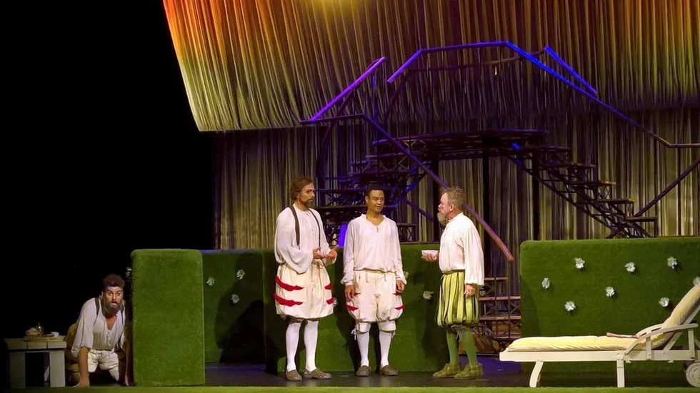 Skvallerbyttor. Benedikt (Peter Jansson) lyssnar häpet i smyg när Don Pedro (Per Lasson), Claudio (David Nordström) och Leonato (Gustaf Appelberg) sprider ett i grunden välmenande rykte…