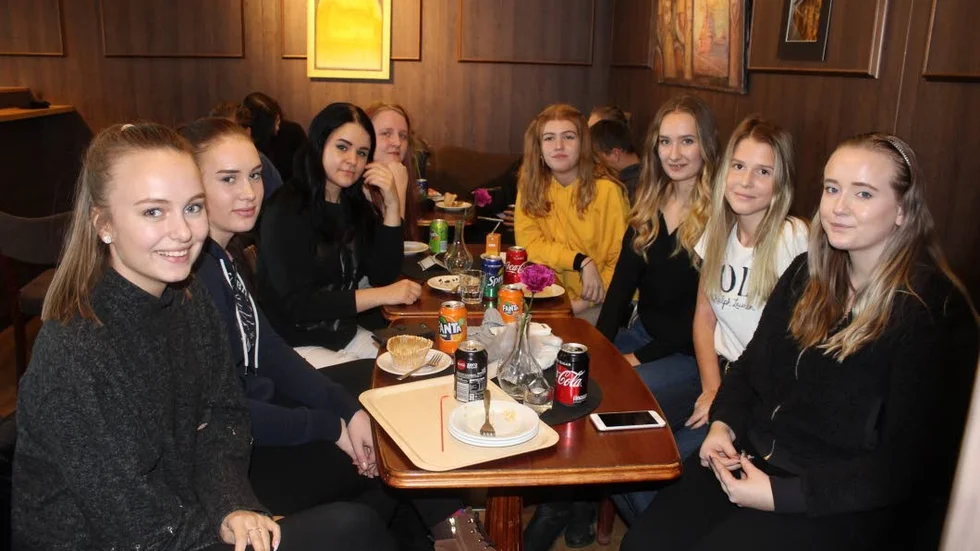 Öka tryggheten. Emilija Egerskaite, Lisa Almgren, Dina Terzic´ , Amanda Svensson, Isabella Wetterhall, Emma Dahlgren, Jennifer Rudenmo och Elin Åbergh vill ha mer belysning.