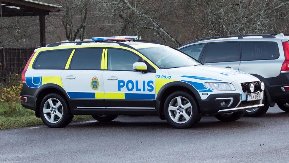Hur många som deltog i insatsen vill inte polisen uppge, men många Strålsnäsbor reagerade på onsdagsmorgonens gryningsräder.