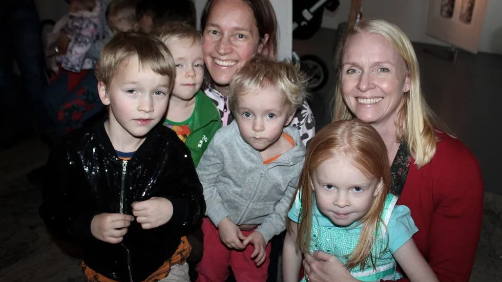 Med påtaglig längtan efter godis hos de små.Till vänster Anna Eronn med barnen Viktor, Erik och Gustav. Ulrika Svensson och Alica Andersson var också på plats.