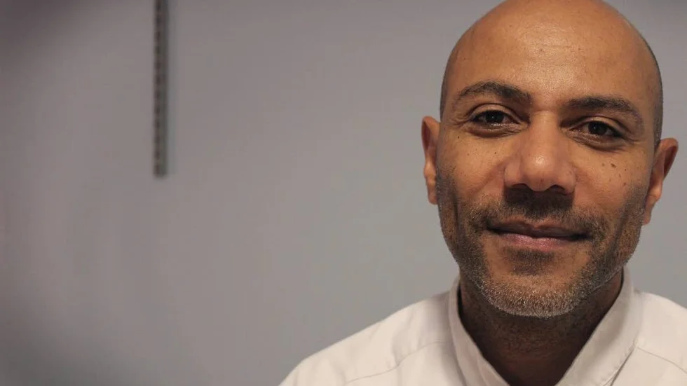En skicklig osteopat måste kunna lyssna på sina patienters kroppar med sina händer.
– Båda händer och hjärna måste anpassa sig. Jag har övat länge.
