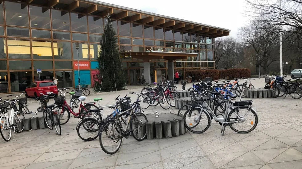 Linköpings stadsbibliotek. Kan man cykla är det bra, annars blir ett besök svårare, menar skribenten.