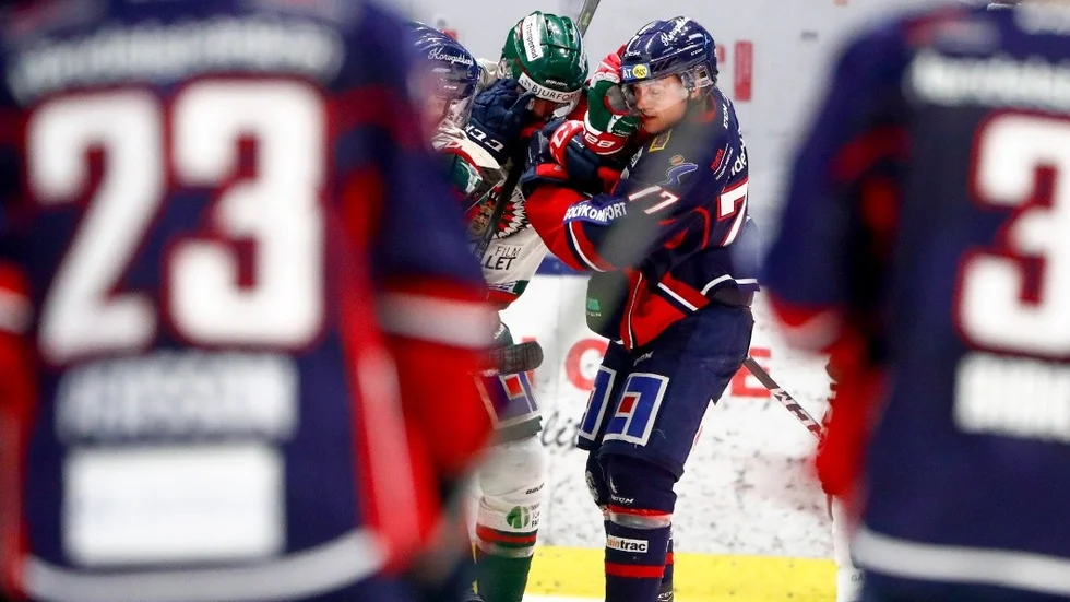 LINKÖPING 20171219
Det är tjurigt i Linköping. Bråk mellan Frölundas Jonathan Sigalet och Linköpings Patrick Mullen under tisdagens ishockeymatch i SHL mellan Linköping HC och Frölunda HC i Saab arena. 
Foto: Stefan Jerrevång / TT / kod 60160
