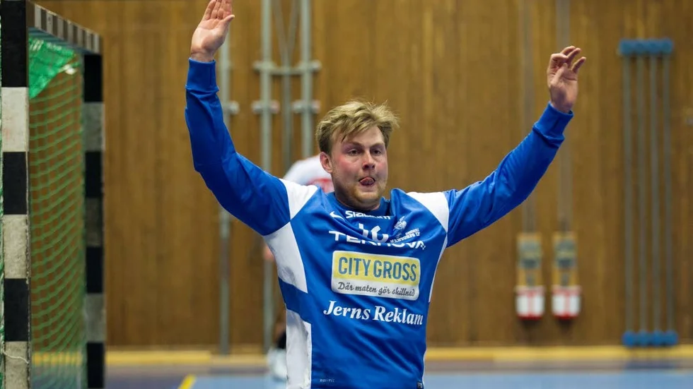 Målvakten Jonathan Fredriksson spelade första halvlek och släppte bara tio bollar förbi sig.