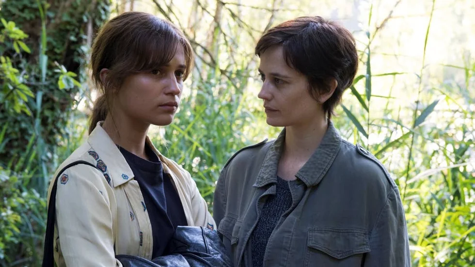 Systrar. Ines och Emelie (Alicia Vikander och Eva Green) reser till ett mystiskt hotell i de schweiziska skogarna.
Foto: SF Studios