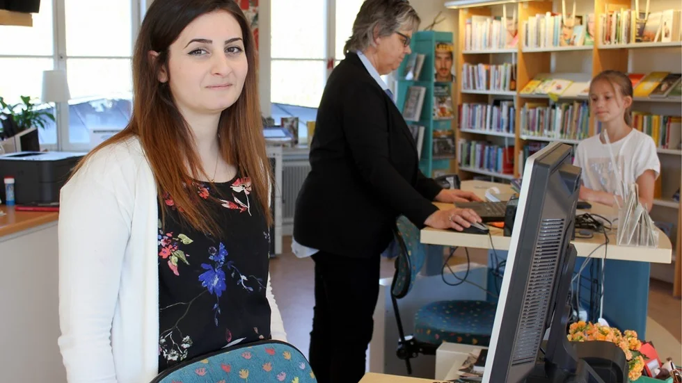 Roya Saydomimi startar sagostund för förskolebarn, på både svenska och arabiska.
