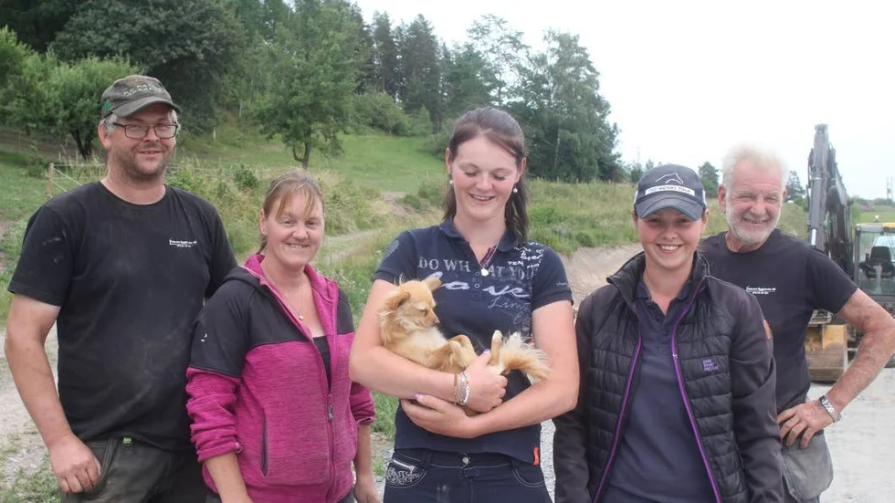 Satsar. Familjen Andersson med Joacim, Ulrika, Elin och Sara (här tillsammans med tjejernas morfar Bengt Hammarström) är redo att köpa Vrånghult och driva ridskola i kombination med handels- och tävlingsstall.