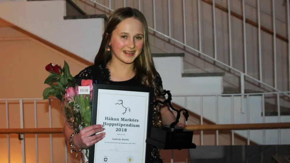 Stolt. Mantorpsryttarnas Izabelle Stolth med blommor och pris och diplomet från Håkan Markörs minnesfond.