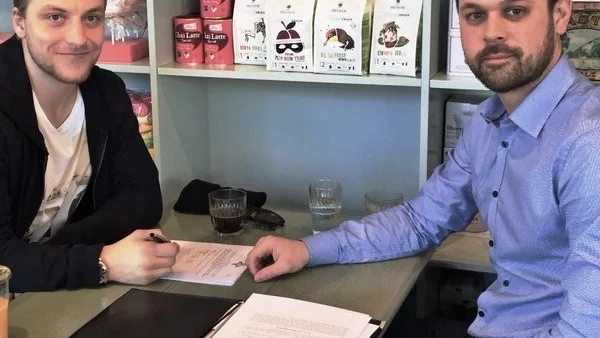 Done deal! Vimmerbysonen drar till det stora landet i väster.