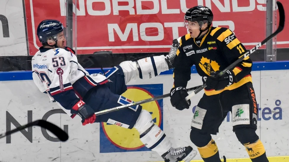 SKELLEFTEÅ 20180106
Skellefteås Henrik Hetta och Linköpings Eddie Larsson  i kamp vid sargen under lördagens ishockeymatch i SHL mellan Skellefteå AIK och Linköping HC i Skellefteå Kraft Arena.
Foto: Erland Segerstedt / TT / kod 11344