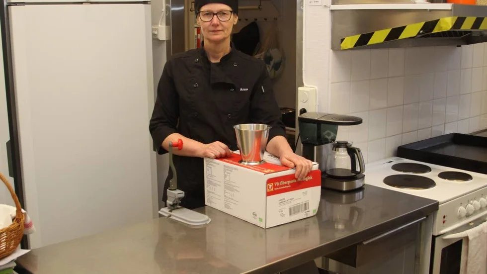 Tillagningsbänkent i Åsbo. Anna Hektor måste nästan trolla med knäna för på denna yta ska hon laga 175 portioner.