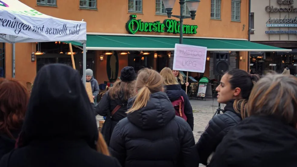 Manifestation. Många kvinnnors berättelser om övergrepp kom fram när Louise Rahmqvist och Nike Lindhe arrangerade #metoo-manifestationen i Linköping, med omkring 200 deltagare.
