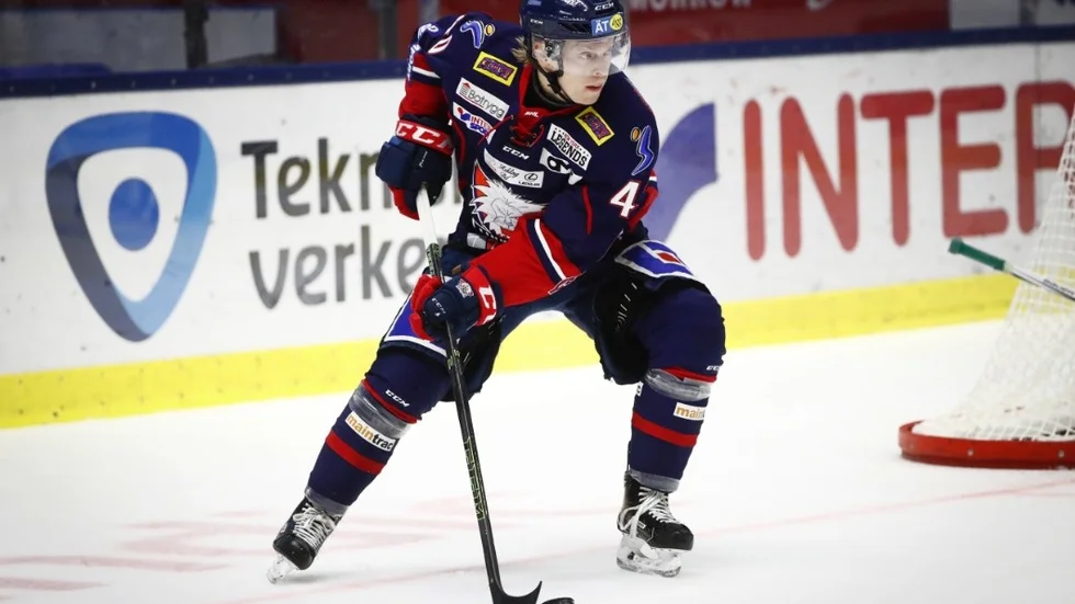 Ken Andre Olimb med pucken under torsdagens ishockeymatch i SHL mellan Linköping HC och Rögle BK i Saab Arena.