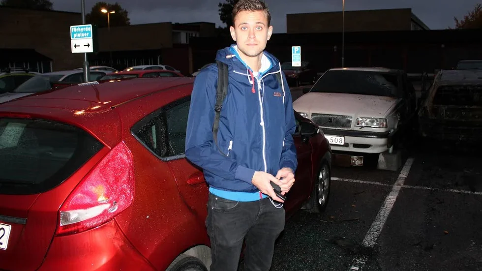 Karl Samuelssons röda Ford klarade sig undan med lackskador och en skadad baklykta. "Det känns otryggt att bo här, jag letar efter en annan bostad", förklarar han.