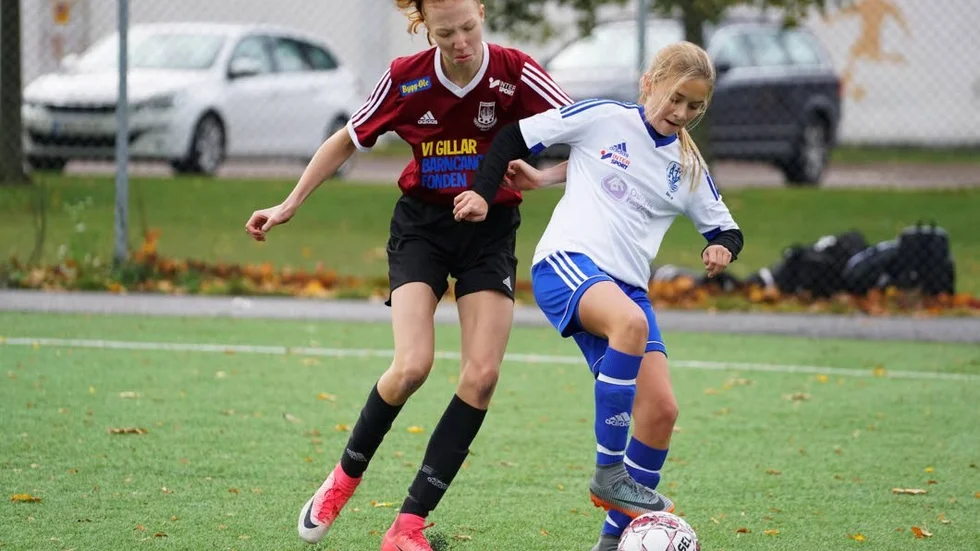 Framtidshopp. Boo FF:s Stella Persson i kamp med Åbys Linnéa Pettersson i helgens match i Mcdonald's cup.