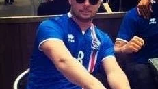 – En del andra i gänget testade andra sätt att ta sig hem, buss och sådant. Men vi väntar hellre, säger Fredrik Gudjonsson som är fast i Amsterdam.